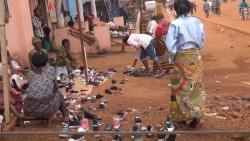 Venda ambulant de sabates a Butembo, Kivu Nord