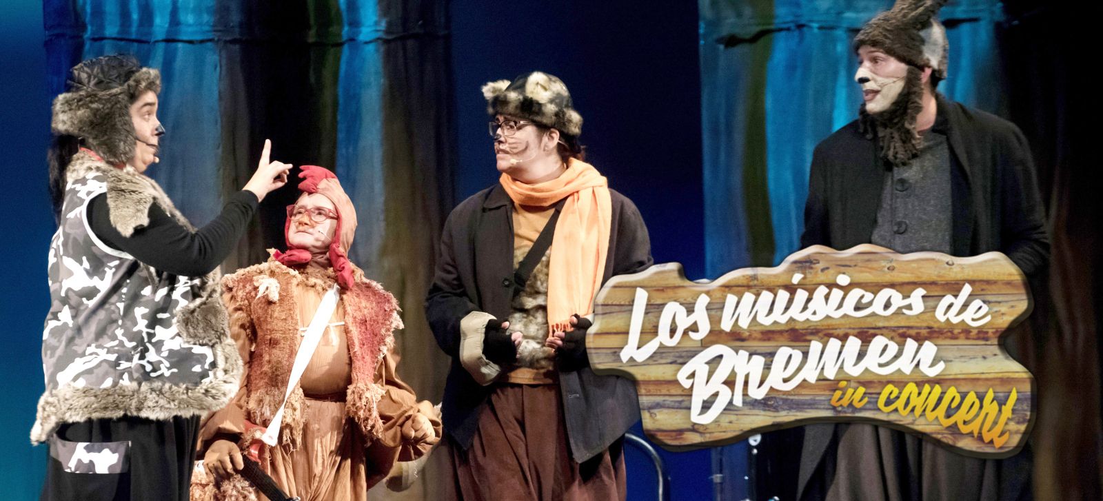 Cuatro personas representando una obra de teatro. Los músicos de Bremen in concert