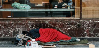Un indigente duerme en una céntrica calle de Madrid. Por Dani Duch