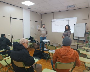 personas adultas atendiendo a una clase de tecnología