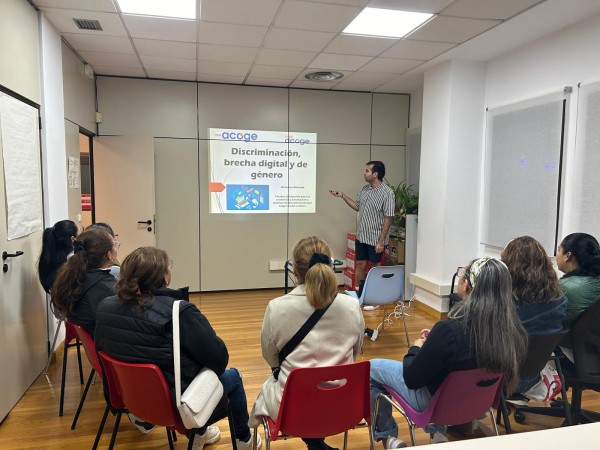 Foto durante el taller donde se ve un grupo de mujeres recibiendo la formación en un aula