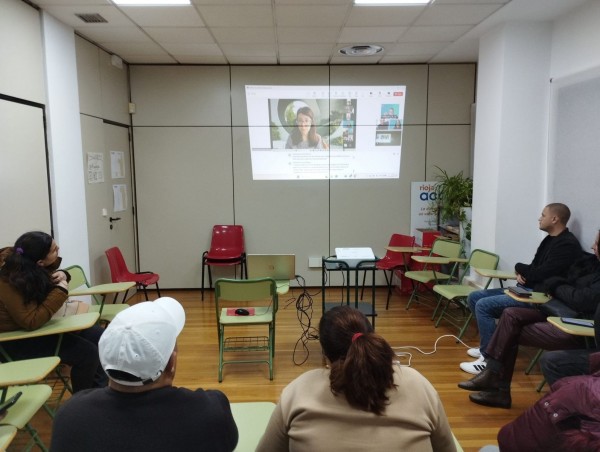 personas participantes y atentas durante la sesión del taller de empleo verde de las 