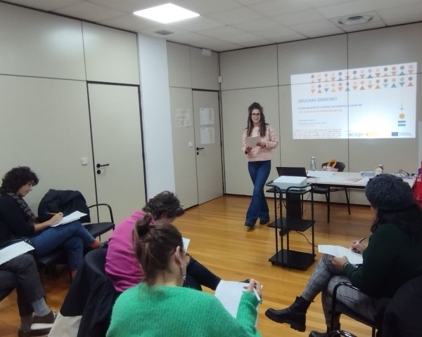 grupo de personas en el cierre del curso de agentes de prevención del racismo