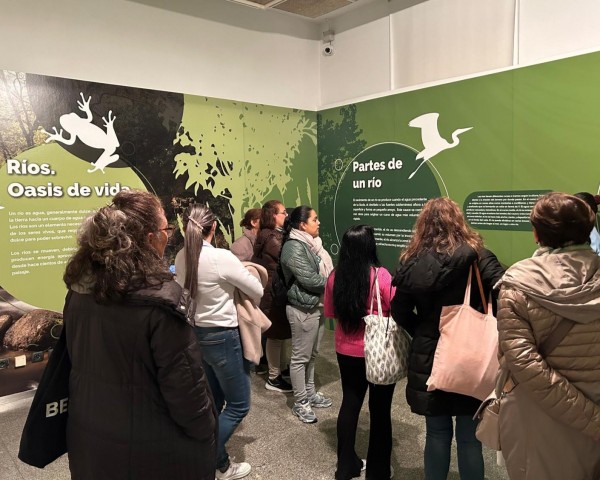 Grupo de mujeres de Toderas por Derechos viendo la exposición del agua