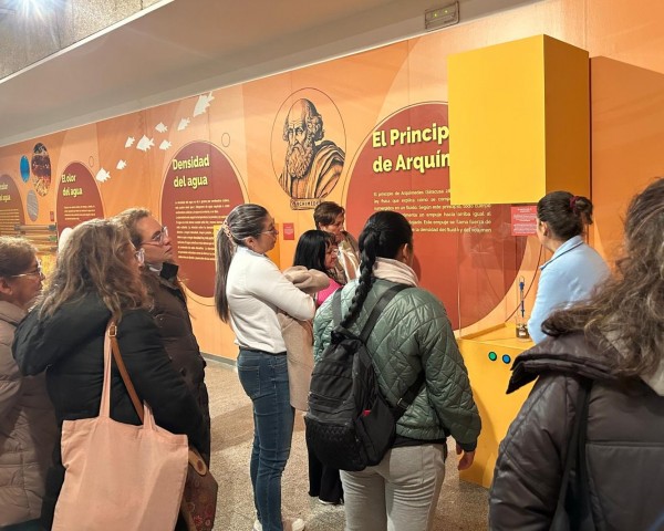 Grupo de mujeres de Toderas recorriendo la Casa de la Ciencias de Logroño