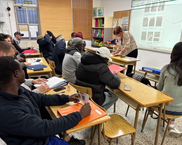 grupo de estudiantes de origen extranjero en clases de castellano de Rioja Age