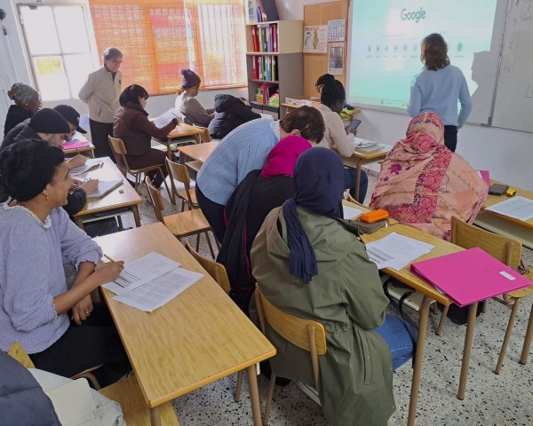 Personas de diversos orígenes recibiendo clases en el aula de Lengua de Rioja Acoge