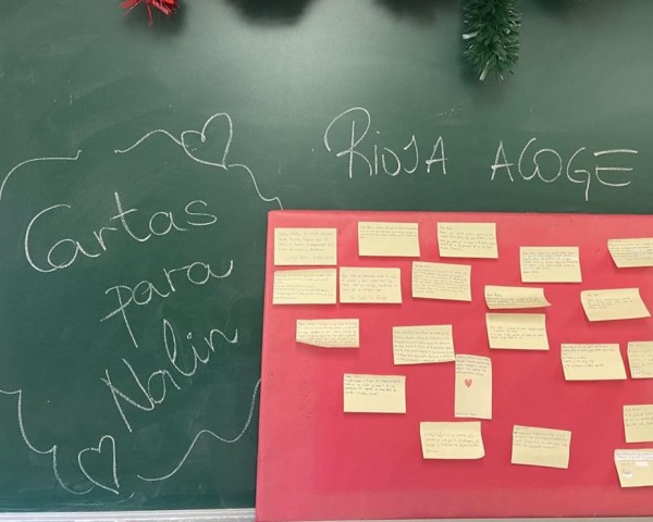 Pizarra verde con varias notas escritas sobre postits 