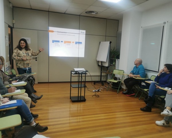 Formación en el aula sobre temas de comunicación a un grupo de personas voluntarias
