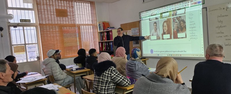 panorámica de una clases de español para personas migrantes en el aula de lengua de Rioja Acoge