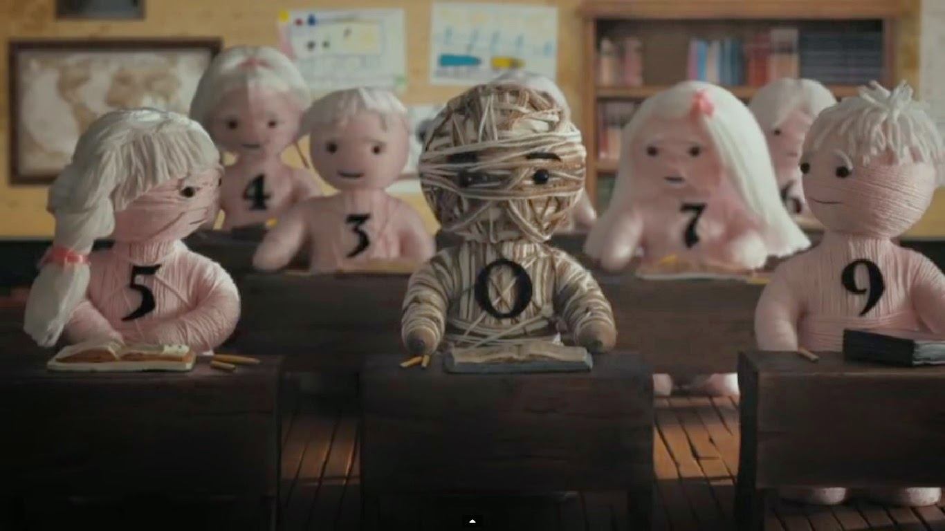 Fotograma del cortometraje Zero en el cual se ven diversos personajes con números sentados en un aula Fotograma del cortometraje Zero en el cual se ven diversos personajes con números sentados en un aula